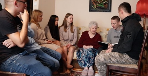 Kadr z filmu "Żelazna tajemnica" stworzonego przez podopiecznych rodzinnej pieczy zastępczej podczas spotkania z (od lewej opiekun Patryk Pawłowski, następnie szóstka podopiecznych rodzinnej pieczy zastępczej)
